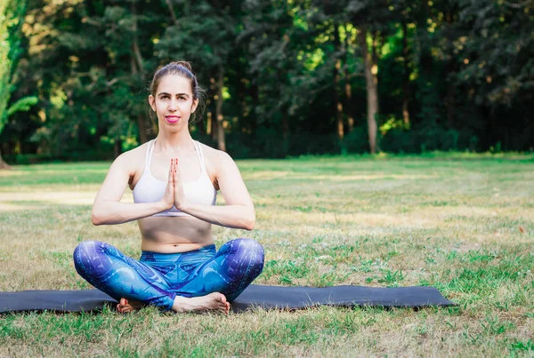 Mujer Joven Practicando Yoga Naturaleza Sentado Sobre Hierba Verde Meditando — Foto de Stock