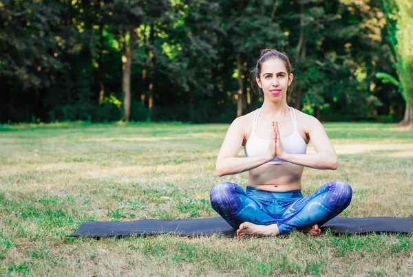 Mujer Joven Practicando Yoga Naturaleza Sentado Sobre Hierba Verde Meditando — Foto de Stock