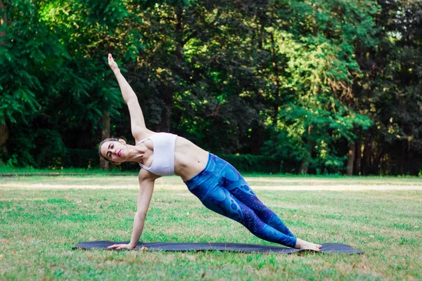 Mujer Delgada Practicando Yoga Naturaleza Pose Tablón Lateral Ejercicio Vasisthasana — Foto de Stock