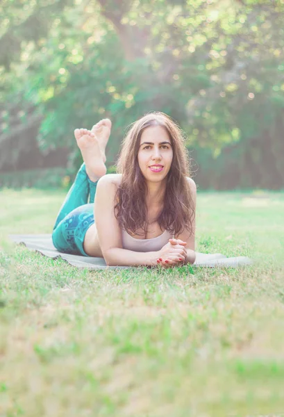 Primer Plano Una Joven Con Pelo Largo Oscuro Practicando Yoga — Foto de Stock