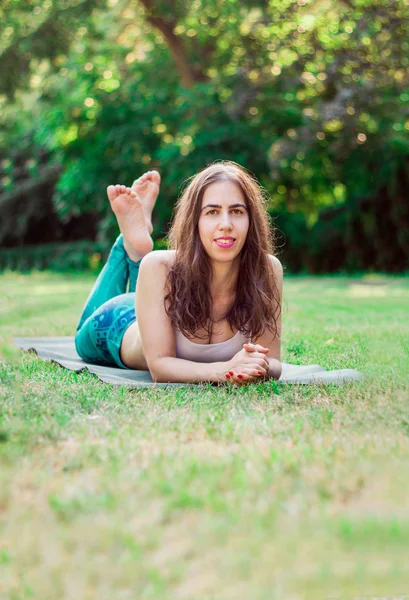 Primer Plano Una Joven Con Pelo Largo Oscuro Practicando Yoga — Foto de Stock