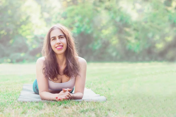 Gros Plan Une Jeune Femme Aux Longs Cheveux Foncés Pratiquant — Photo