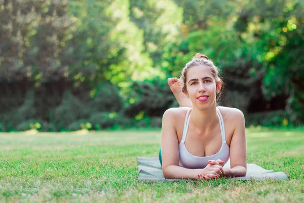 Gros Plan Une Jeune Femme Pratiquant Yoga Dans Nature Allongé — Photo