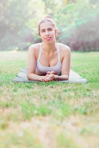 Primer Plano Una Joven Practicando Yoga Naturaleza Acostado Sobre Hierba — Foto de Stock