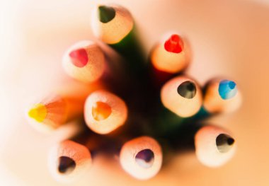 Elinde beyaz arka plan üzerinde izole renkli kalemler. Yakın çekim. Yukarıdan görüntülemek.