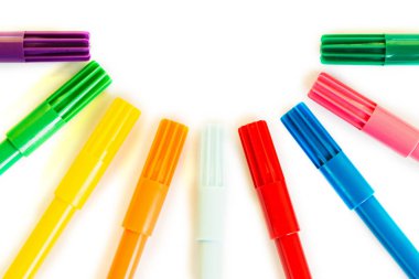 Turda izole arka plan üzerinde renkli marker kalem. Canlı vurgulayıcı ve kopya alanı tasarım veya montaj için. Yukarıdan görüntülemek.