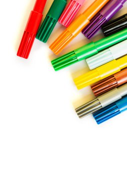 Turda izole arka plan üzerinde renkli marker kalem. Canlı vurgulayıcı ve kopya alanı tasarım veya montaj için. Yukarıdan görüntülemek.