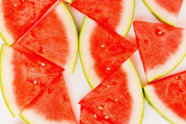 Taze beyaz arka plan üzerinde izole kırmızı karpuz dilimli. Yukarıdan görüntülemek.