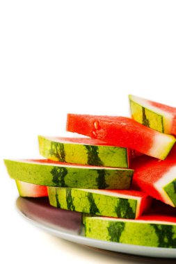 Taze beyaz arka plan üzerinde izole gri plaka üzerinde kırmızı karpuz dilimli. Metin için yer kopyalayın.