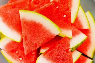 Taze beyaz arka plan üzerinde izole gri plaka üzerinde kırmızı karpuz dilimli. Yukarıdan görüntülemek