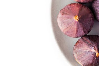 Beyaz arka plan üzerinde izole gri plaka üzerinde taze incir. Yukarıdan görüntüleyin. Metin için yer kopyalayın