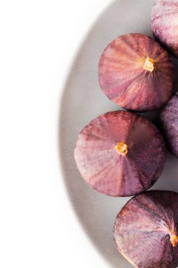 Beyaz arka plan üzerinde izole gri plaka üzerinde taze incir. Yukarıdan görüntüleyin. Metin için yer kopyalayın