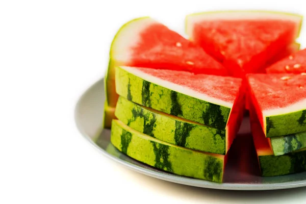 Vers Gesneden Rode Watermeloen Grijze Plaat Geïsoleerd Een Witte Achtergrond — Stockfoto