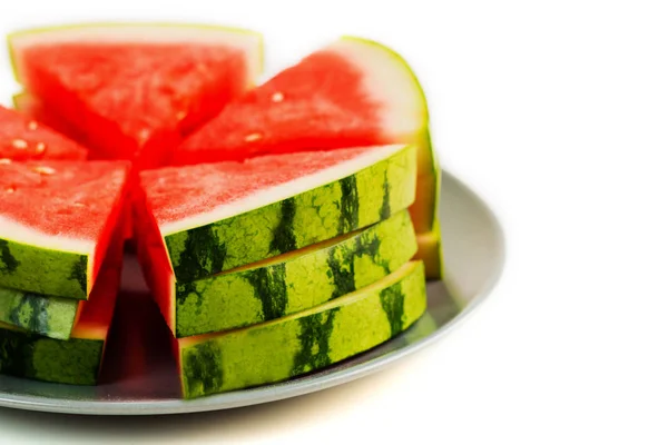 Frische Aufgeschnittene Rote Wassermelone Auf Grauem Teller Isoliert Auf Weißem — Stockfoto