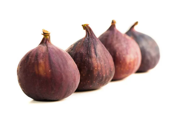 Figues Fraîches Debout Dans Une Ligne Isolée Sur Fond Blanc — Photo