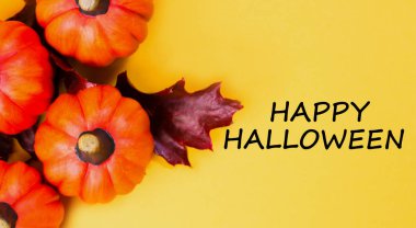 Cadılar Bayramı tatil arka plan. Cadılar Bayramı Balkabağı jack o fener dekor sarı zemin üzerine. Metin mutlu Cadılar Bayramı. Yukarıdan görüntülemek.