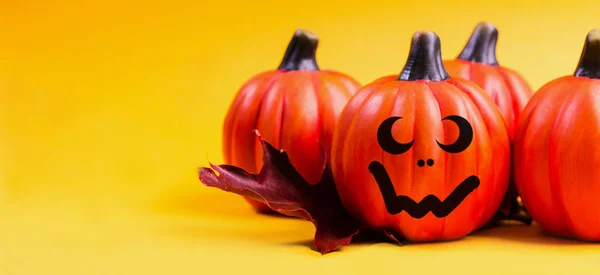 Tło Wakacje Halloween Halloween Pumpkin Jack Lantern Wystrój Śmieszne Twarze — Zdjęcie stockowe