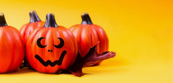 Halloween Ünnep Háttér Halloween Tök Jack Lantern Dekor Vicces Arcok — Stock Fotó
