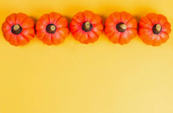 Halloween Feiertag Oder Herbst Hintergrund Fünf Orangefarbene Kürbisse Auf Gelbem — Stockfoto