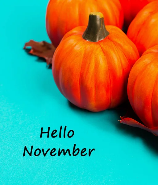 Herfst Achtergrond Oranje Pompoenen Met Rode Gedroogd Eiken Blad Blauwe — Stockfoto