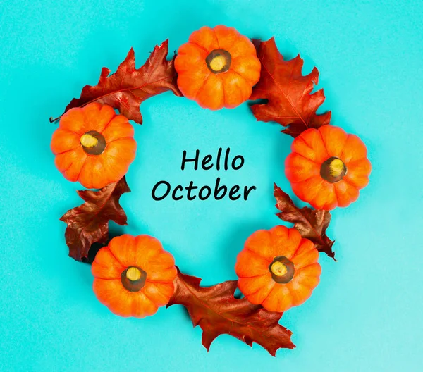 Autumnal Background Orange Pumpkins Shape Ring Red Dried Oak Leaves — Stock Photo, Image