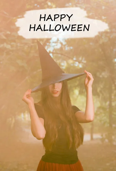 Halloween Ünnep Háttér Halloween Boszorkány Egy Sötét Erdőben Gyönyörű Fiatal — Stock Fotó