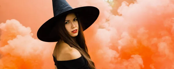 Halloween Ünnep Háttér Halloween Boszorkány Egy Sötét Erdőben Gyönyörű Fiatal — Stock Fotó