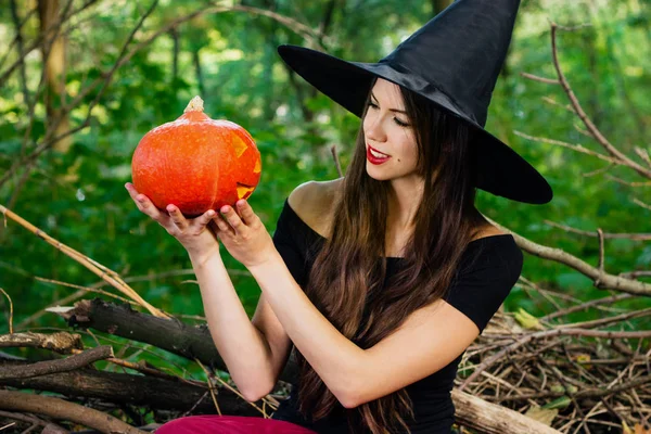 Fondo Vacaciones Halloween Bruja Halloween Con Una Calabaza Halloween Jack — Foto de Stock