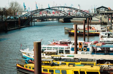 Hamburg, Almanya - 7 Nisan 2018: Nehir Elbe, renkli gemi, Hamburg köprüler ve Kehrwiedersteg limandan görünümünü