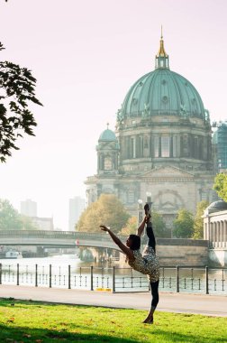 Berlin, Almanya - 06.09.18. Berlin Cathedral (Berliner Dom) ve önündeki siyah dans eden kadınla Müze Adası bölgesinde bulunan Fridrich Bridge'de (Almanca Friedrichsbrucke).
