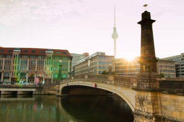 Berlin, Almanya - 06.09.18. Müze Adası bölgesinde bulunan Fridrich Bridge'de (Almanca Friedrichsbrucke) görünümü. İşte arka plan üzerinde Berlin'in tv Kulesi.