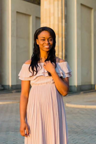 Joven Mujer Negra Hermosa Con Pelo Negro Afro Rizado Sonriendo Imagen De Stock