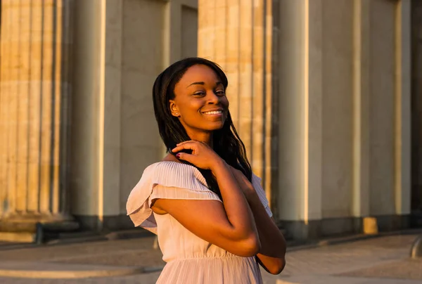 Joven Mujer Negra Hermosa Con Pelo Negro Afro Rizado Sonriendo Imágenes De Stock Sin Royalties Gratis