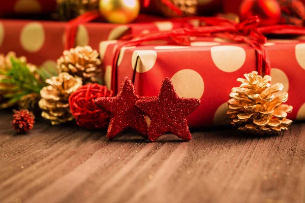 Natale Capodanno Decorazione Festiva Palline Rosse Dorate Coni Rami Abete — Foto Stock