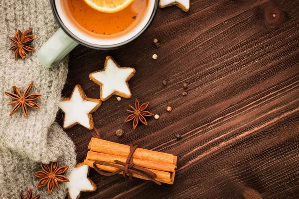 Winterthema Weihnachtstee Mit Gewürzen Tasse Tee Mit Orange Zimt Anis — Stockfoto