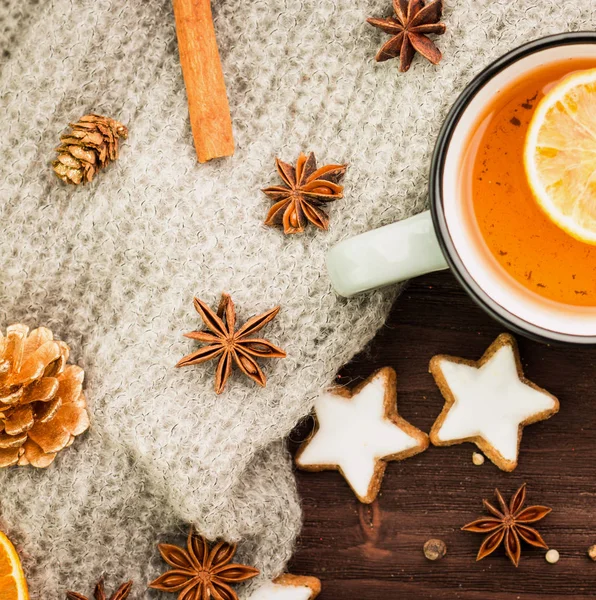 Tema Invierno Navidad Con Especias Taza Con Naranja Canela Anís Fotos De Stock Sin Royalties Gratis