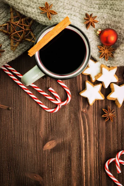 Weihnachten Heißen Dampfenden Becher Glühwein Mit Gewürzen Zimt Anis Kekse — Stockfoto