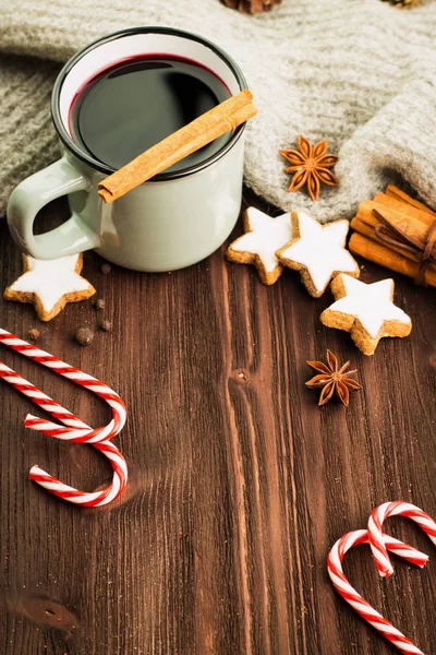 Weihnachten Heißen Dampfenden Becher Glühwein Mit Gewürzen Zimt Anis Kekse — Stockfoto