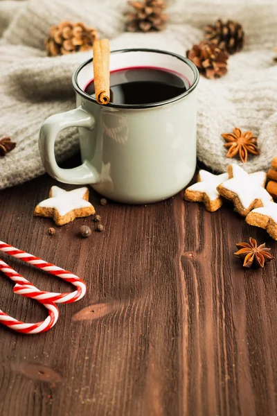 Winter Und Neujahrsthema Weihnachten Heißen Dampfenden Becher Glühwein Mit Gewürzen — Stockfoto