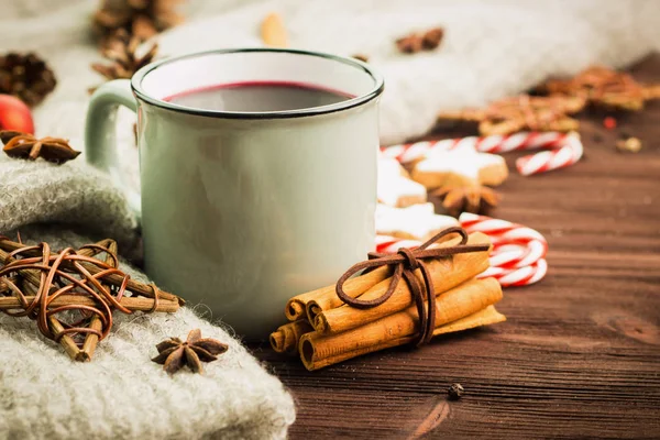 Winter Und Neujahrsthema Heiße Dampfende Tasse Glühwein Mit Gewürzen Zimt — Stockfoto