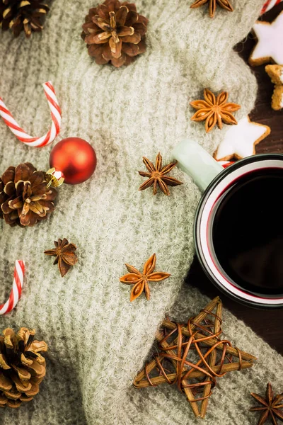 Heiße Dampfende Tasse Glühwein Mit Gewürzen Anis Tannenzapfen Plätzchen Sternform — Stockfoto