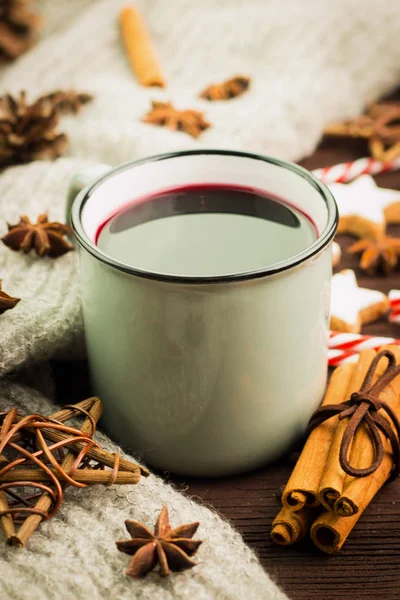 Winter Und Neujahrsthema Heiße Dampfende Tasse Glühwein Mit Gewürzen Zimt — Stockfoto