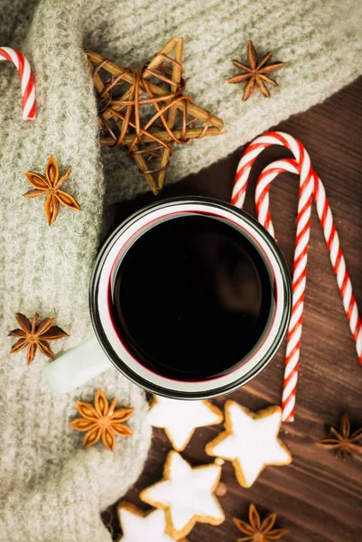 Weihnachten Heißen Dampfenden Becher Glühwein Mit Gewürzen Anis Plätzchen Sternform — Stockfoto