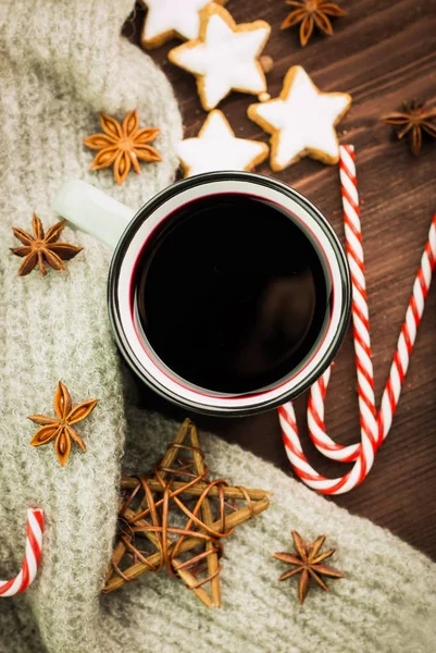 Weihnachten Heißen Dampfenden Becher Glühwein Mit Gewürzen Anis Plätzchen Sternform — Stockfoto