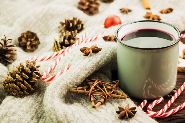 Winter Und Neujahrsthema Heiße Dampfende Tasse Glühwein Mit Gewürzen Zimt — Stockfoto