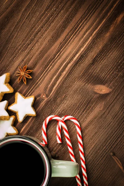 Weihnachten Heißen Dampfenden Becher Glühwein Mit Gewürzen Anis Kekse Form — Stockfoto