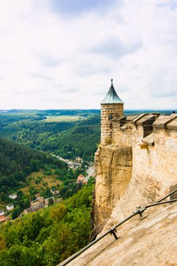 Koenigstein, Almanya - 04.08.18. Sakson İsviçre, Hesse, Almanya. Koenigstein Köyü ve onun kale, kale duvarına Panoraması.