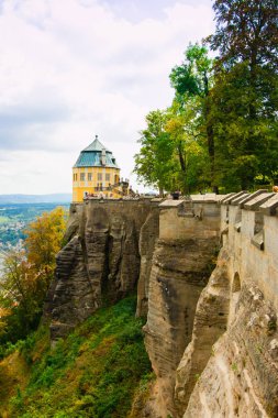 Koenigstein, Almanya - 04.08.18. Sakson İsviçre, Hesse, Almanya. Koenigstein Köyü ve onun kale, kale duvarına Panoraması.