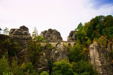 Sakson İsviçre Ulusal Parkı, Almanya 04.08.18. Bastei Köprüsü'nde doğal sonbahar görünümü,