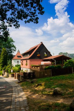 Rathen, Almanya - 4 Ağustos 2018: Rathen, Sakson İsviçre Ulusal Parkı. Bulutlar gökyüzü mavi zemin üzerine görüntüle Alman ev sahipliği yapmaktadır. Bastei köprüye giden yol.